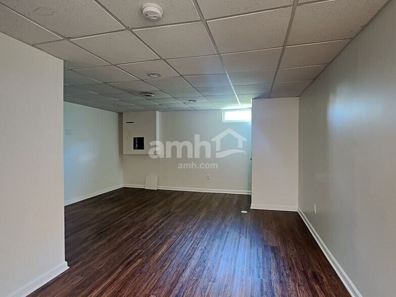 Building Photo - 7888 Edgewater Dr