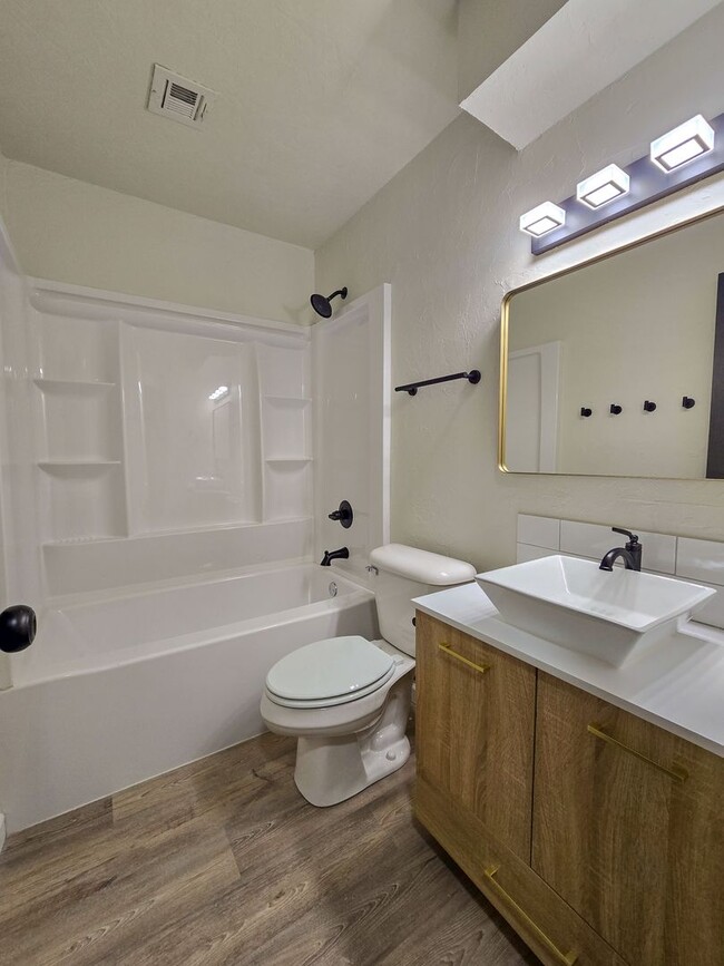 Building Photo - Beautifully remodeled 3 bed 1.5 bath home ...