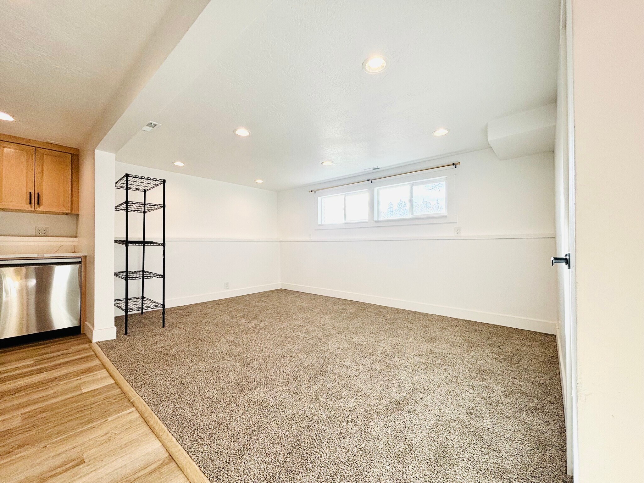 Lounge (Unfurnished) - 4459 S Butterfield St