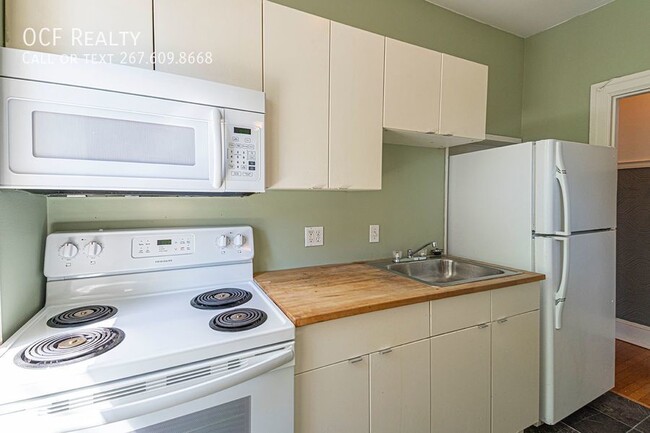 Building Photo - Spacious One Bedroom w/ Hdwd Flrs (Univers...