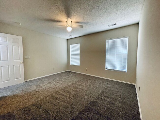 Building Photo - 3038 Regency Oaks Dr