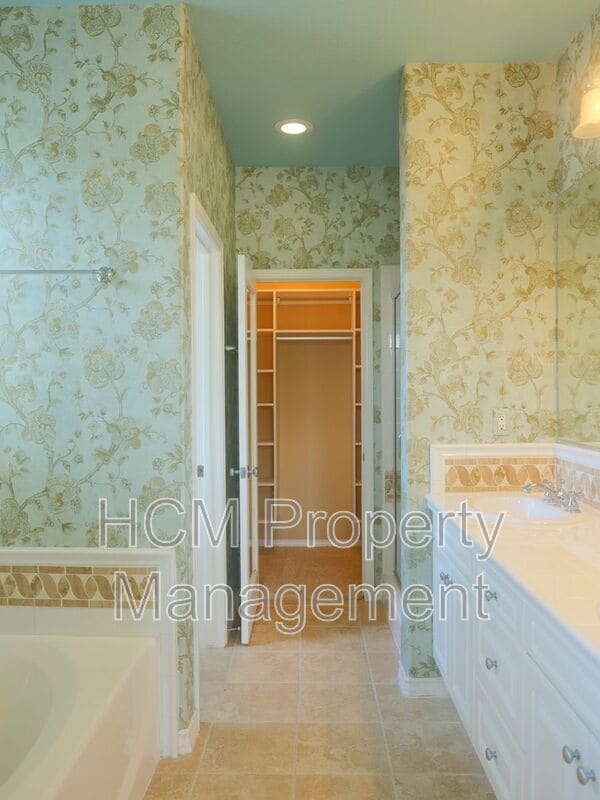 Building Photo - 2736 Cabrillo Ave