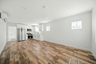Building Photo - 523 W 78th St