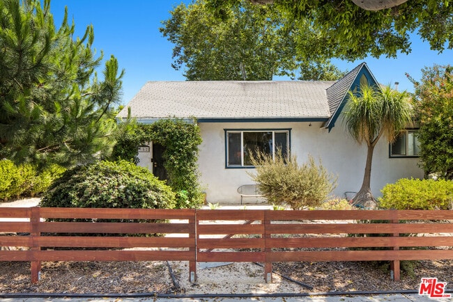 Building Photo - 352 Hargrave St