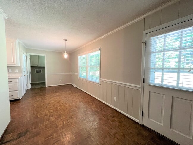 Building Photo - ~~ Spectacular Updated Ranch Home ~~