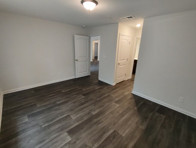 Building Photo - Move in Ready! Easy & Quick move-in process