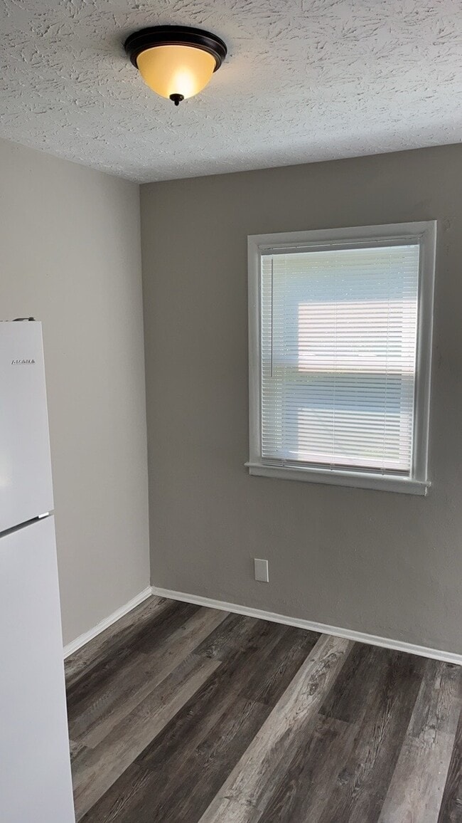 Building Photo - 250 E Parkwood Dr