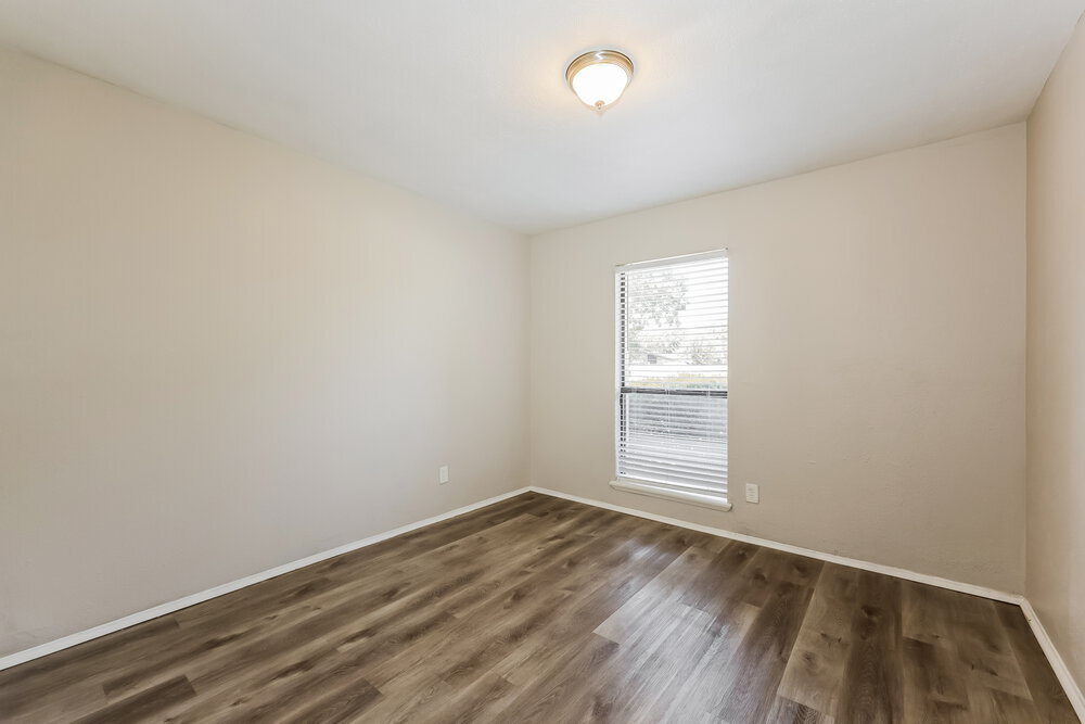 Building Photo - 902 Live Oak Dr