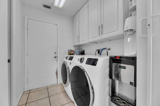 Building Photo - 6362 Brava Way