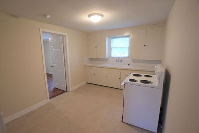 Building Photo - Cozy 2 Bedroom, 1 Bath Garage Apartment in...