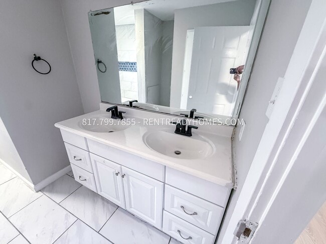 Building Photo - 1400 E 25th St