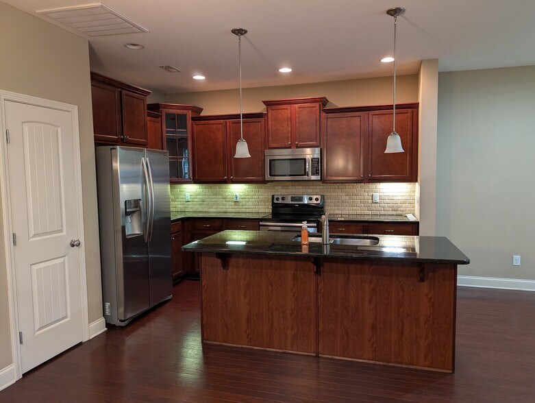 Building Photo - 419 Waterbrook Dr