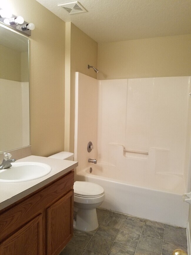 Building Photo - 3-Bedroom, 2-Bathroom Home in Kissimmee **...