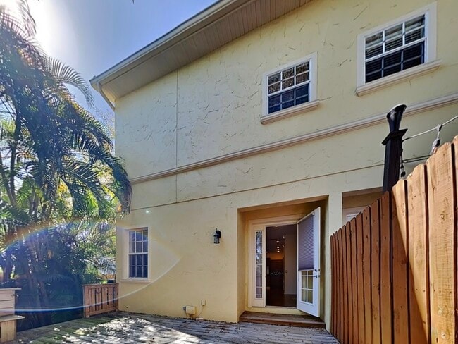 Building Photo - 422 S Habana Ave