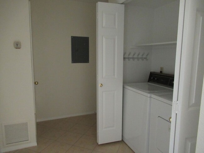 Building Photo - Single Level Townhome in Scottsdale!