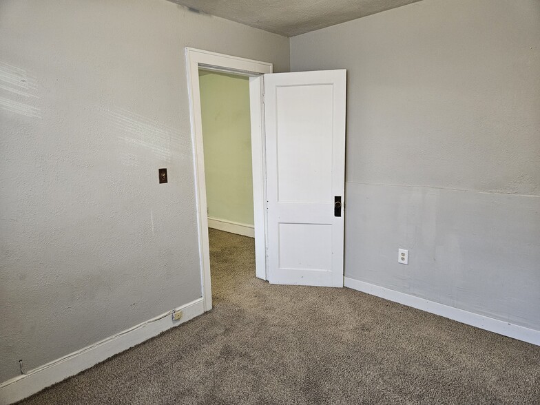 Building Photo - 2910 James Ave S