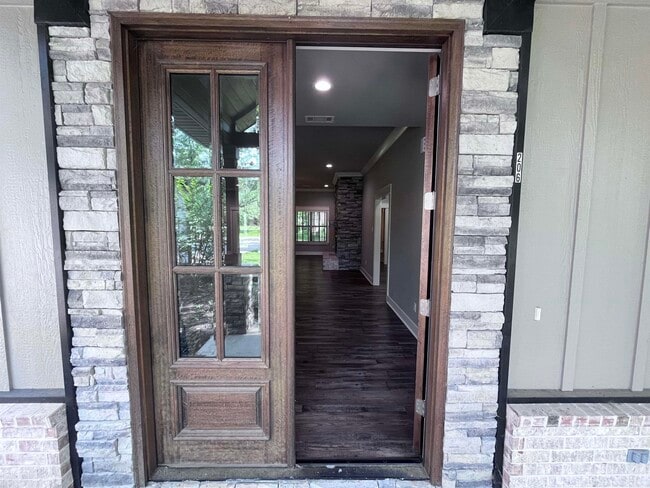 Building Photo - 206 Bridgewood Dr