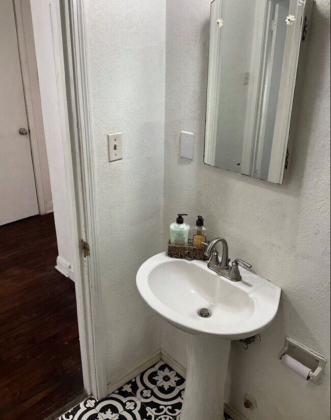 Building Photo - Charming 3-Bedroom Home in San Antonio - P...