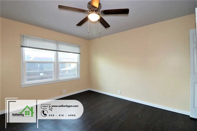 Building Photo - 875 Lakeview Dr