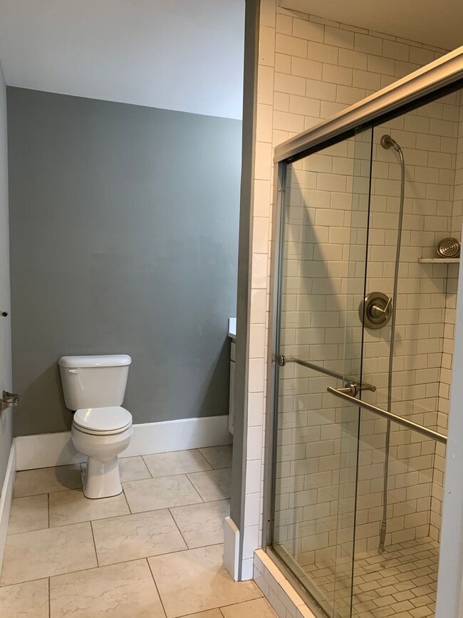 Building Photo - Beautiful Historic 3 Bedroom 2 Bath House on Colonial Drive
