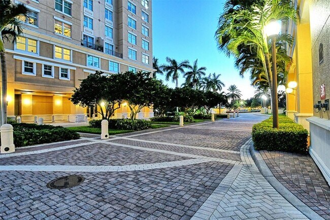 Building Photo - 800 N Tamiami Trl