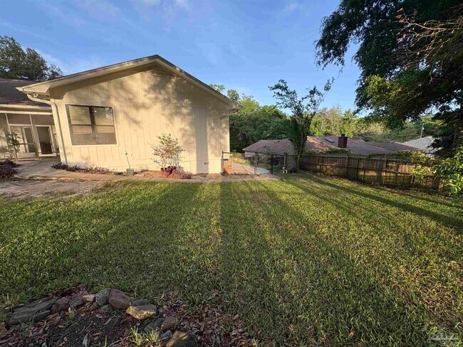 Building Photo - 8755 Thunderbird Dr