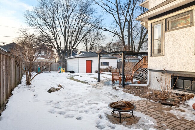 Building Photo - 637 S East Ave