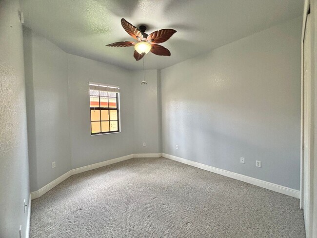 Building Photo - Spacious 3 Bed, 2 Bath Condo with 1 Car Ga...