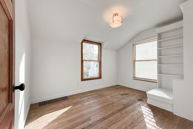 Building Photo - ** $500 OFF FIRST MONTH ** Riverfront 3-Bedroom Historical Richland Home