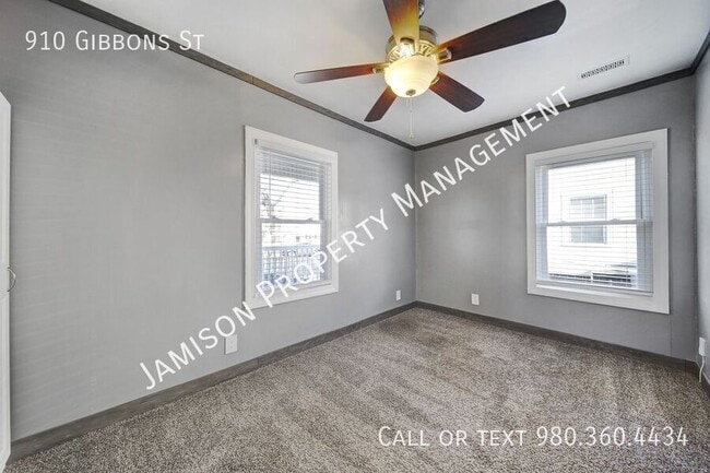 Building Photo - 910 Gibbons St