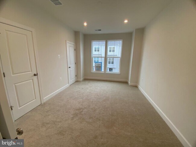 Building Photo - 600 Watermans Dr