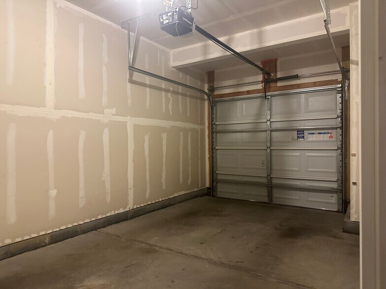 Building Photo - 2501 Silverthorn Dr