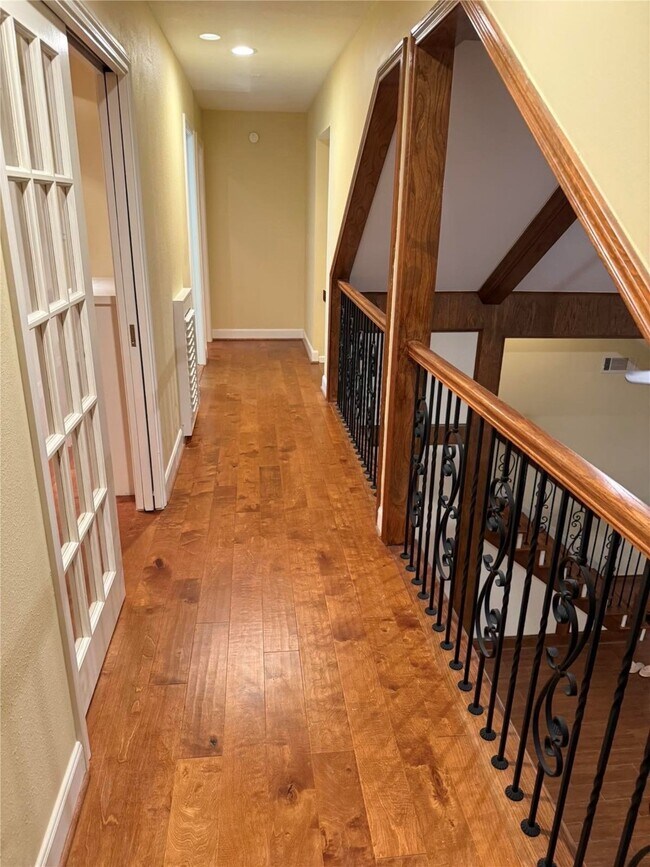 Building Photo - 2206 Hickory Lawn Dr