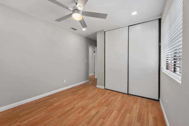 Building Photo - 850 Tamayo Dr