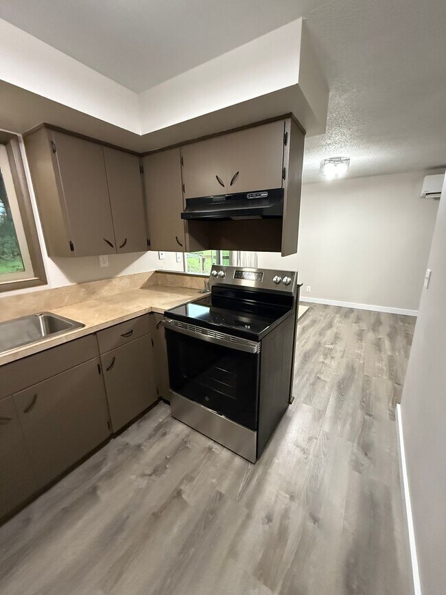 Building Photo - Newly Remodeled Duplex