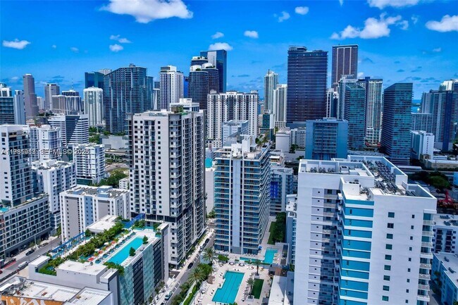 Building Photo - 1010 SW 2nd Ave