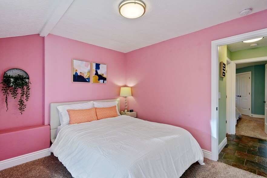 Building Photo - 980 E Bryan Ave