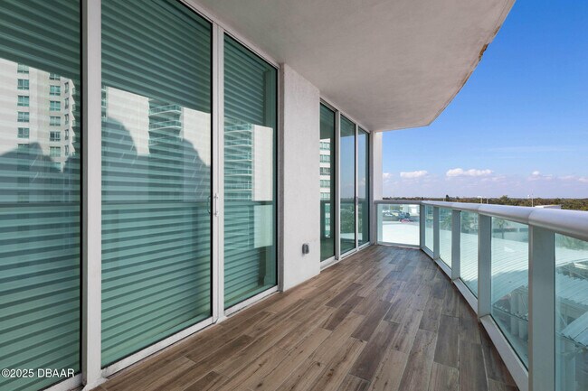 Building Photo - 231 Riverside Dr