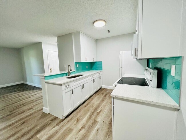 Building Photo - ? Charming 1/1 Condo in Resort-Style Community with Pool & Gym