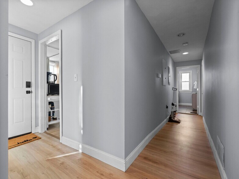 Building Photo - 168 School St