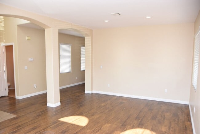 Building Photo - BEAUTIFUL 4 BEDROOM, 2.5 BATH SINGLE-FAMIL...