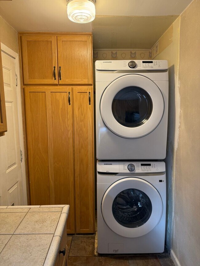 Building Photo - Spacious 4-Bedroom Home in the Heart of Midtown