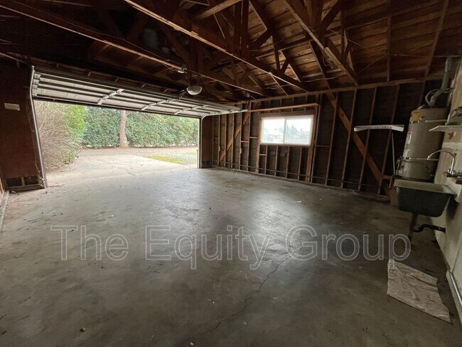 Building Photo - 2040 W Linda Vista Ave