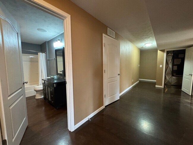 Building Photo - Beautiful spacious home in Waynesville