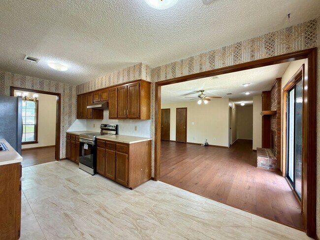 Building Photo - Gorgeous Brick Home for Rent! - 3 Bedroom, 2 Bath, 2 Car garage - 1,797 sf