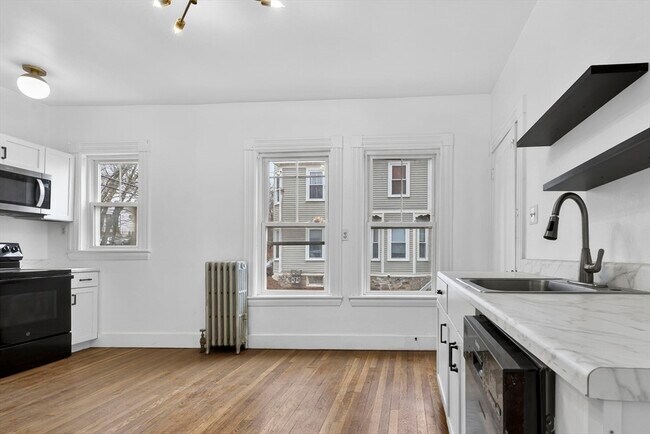 Building Photo - 168 Elliot St