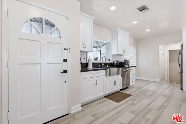 Building Photo - 9209 Paramount Blvd