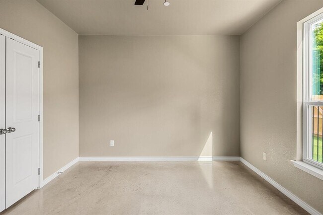 Building Photo - 408 W Avenue C