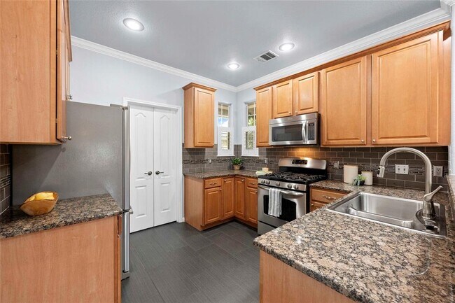 Building Photo - 6704 Menchaca Rd