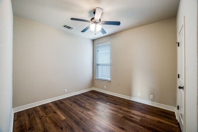 Building Photo - GORGEOUS 4-BEDROOM IN BELTERRA